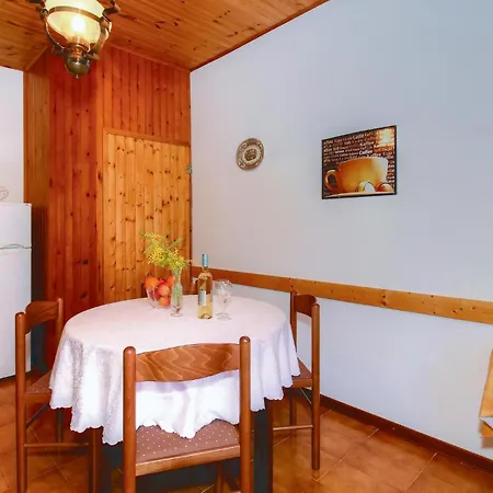 2 Bedroom Cozy In Apartment