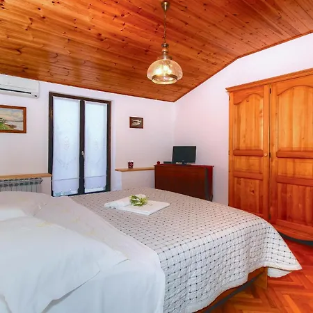 Apartment 2 Bedroom Cozy In Umag